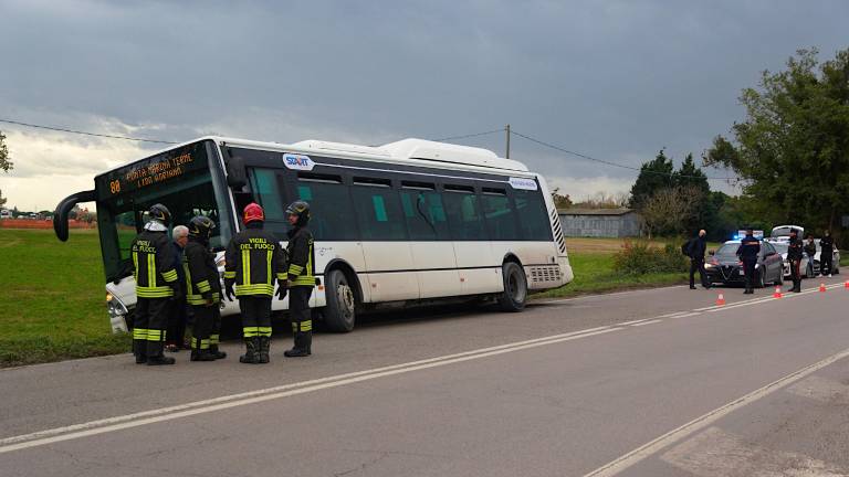 Ravenna, bus sbanda e finisce nel fosso, passeggeri messi in salvo GALLERY Ravenna, bus sbanda e finisce nel fosso, passeggeri messi in salvo GALLERY