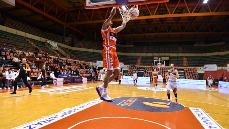 Basket A2, l'Unieuro brinda al supplementare - Video e gallery Basket A2, l'Unieuro brinda al supplementare - Video e gallery