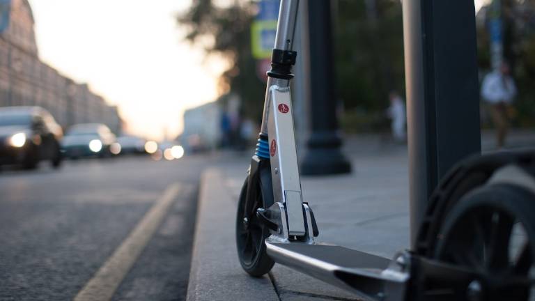 Rimini, monopattini e bici a noleggio: chi parcheggia nel modo giusto ha lo sconto Rimini, monopattini e bici a noleggio: chi parcheggia nel modo giusto ha lo sconto
