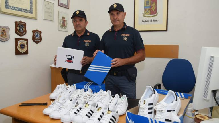 Forlì, rubano scarpe sfruttando una bambina di dieci anni Forlì, rubano scarpe sfruttando una bambina di dieci anni