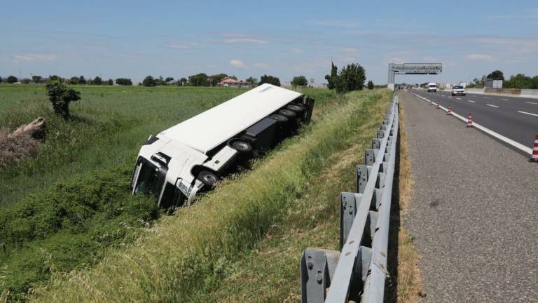 San Mauro: muore in A14 sbalzato dal camion guidato dal figlio San Mauro: muore in A14 sbalzato dal camion guidato dal figlio