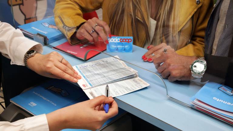 Cesena, Lungo Savio: apre lo sportello per i clienti, i lavoratori di Coop Alleanza donano 1.700 giorni di ferie ai colleghi alluvionati Cesena, Lungo Savio: apre lo sportello per i clienti, i lavoratori di Coop Alleanza donano 1.700 giorni di ferie ai colleghi alluvionati