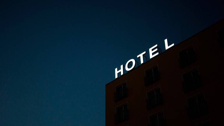 Rimini, nell’hotel di Rivazzurra si alloggiava senza documenti: denunciato il gestore. I fidanzati spacciatori prendono a calci gli agenti Rimini, nell’hotel di Rivazzurra si alloggiava senza documenti: denunciato il gestore. I fidanzati spacciatori prendono a calci gli agenti