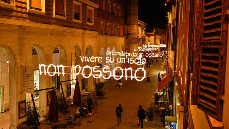 Imola, all'asta le luminarie con le frasi di Ayrton Senna Imola, all'asta le luminarie con le frasi di Ayrton Senna