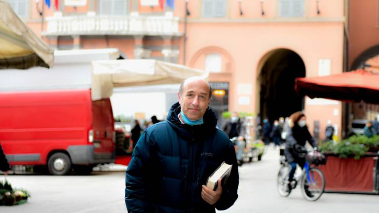 Imola, Moreno il libraio a cielo aperto va in pensione a fine anno Imola, Moreno il libraio a cielo aperto va in pensione a fine anno