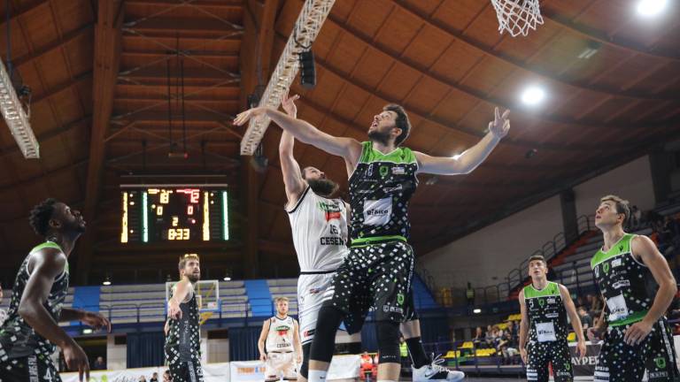 Basket B, il derby è targato Amadori (84-70) Basket B, il derby è targato Amadori (84-70)