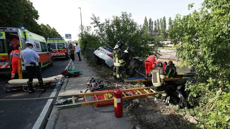 Ravenna, scontro sul ponte Teodorico. Auto nella scarpata Ravenna, scontro sul ponte Teodorico. Auto nella scarpata