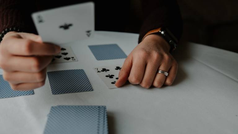 Bellaria, il torneo di carte in hotel finisce con una rissa a schiaffoni Bellaria, il torneo di carte in hotel finisce con una rissa a schiaffoni