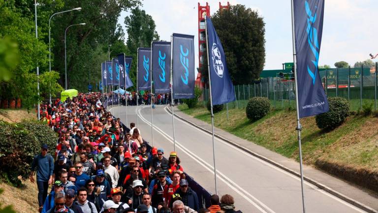 Imola, la Ferrari in pole scalda un pubblico di appassionati veri che hanno riempito pit lane e tribune GALLERY Imola, la Ferrari in pole scalda un pubblico di appassionati veri che hanno riempito pit lane e tribune GALLERY