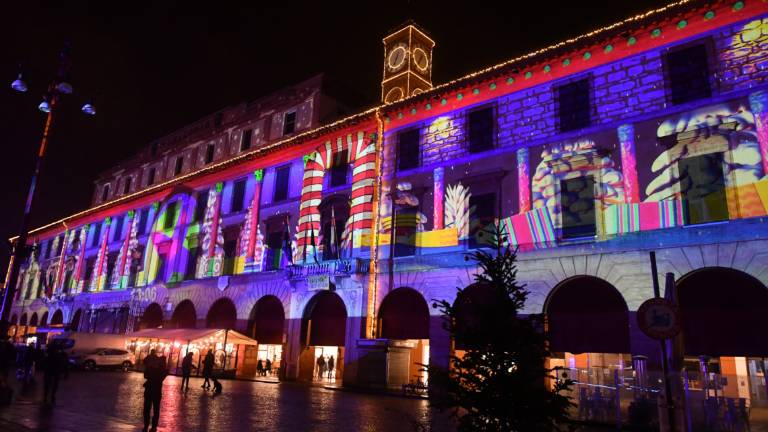 Natale a Forlì, spettacolo di luci in piazza Saffi con il videomapping Natale a Forlì, spettacolo di luci in piazza Saffi con il videomapping