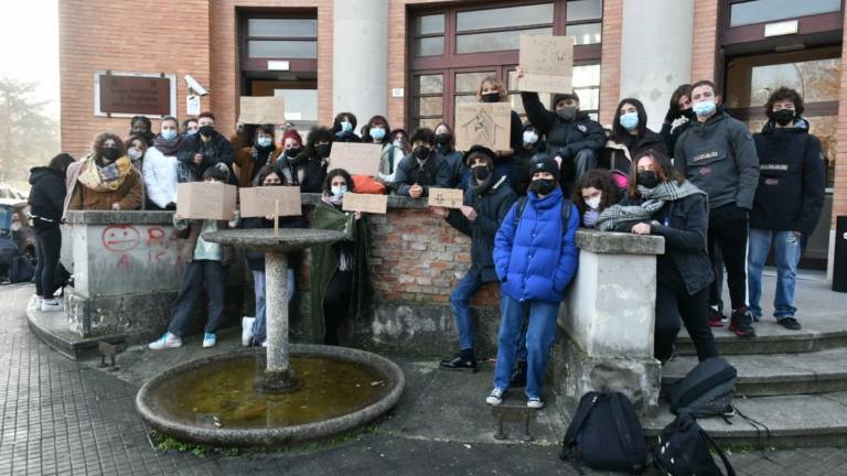 Forlì, lezione al freddo in un tendone: la protesta degli studenti del Liceo Canova Forlì, lezione al freddo in un tendone: la protesta degli studenti del Liceo Canova