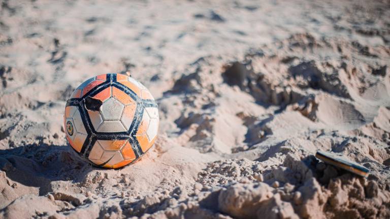 Cattolica, la pallonata in spiaggia finisce a schiaffoni tra giovani e 50enni: cinque denunce per rissa Cattolica, la pallonata in spiaggia finisce a schiaffoni tra giovani e 50enni: cinque denunce per rissa