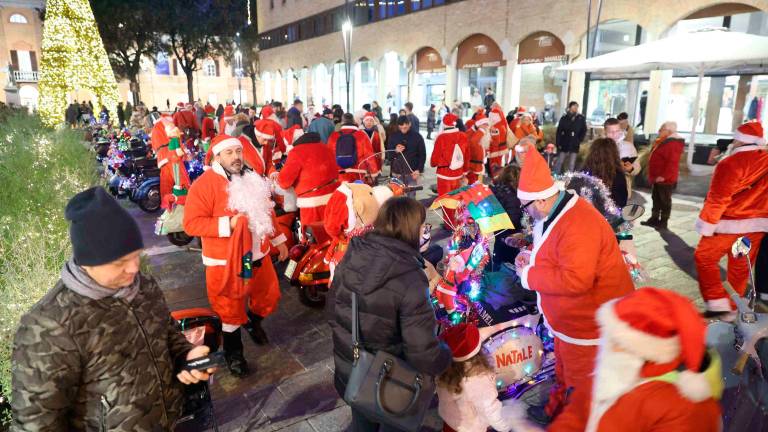 A Cesena i Babbi Natale sfrecciano in Vespa e portano doni ai bambini VIDEO e FOTOGALLERY A Cesena i Babbi Natale sfrecciano in Vespa e portano doni ai bambini VIDEO e FOTOGALLERY