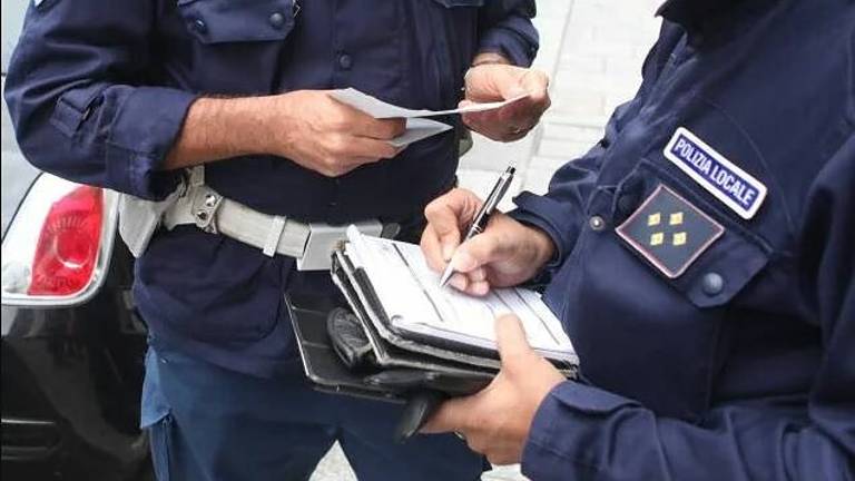 Sputi al supermercato: no mask di Cesena denunciati a Modena Sputi al supermercato: no mask di Cesena denunciati a Modena