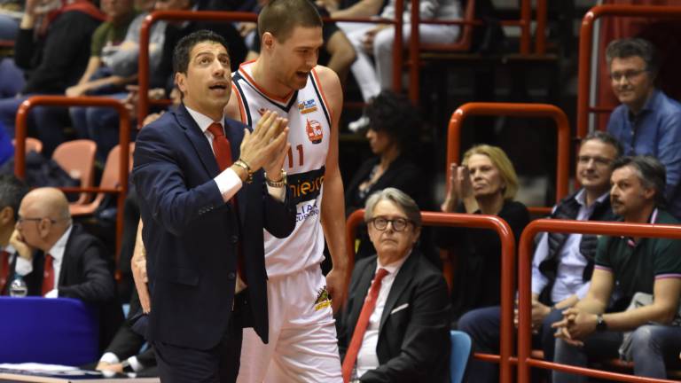 Basket A2, Forlì già prima vince a Cantù, Ravenna è ancora viva, sconfitta Rimini Basket A2, Forlì già prima vince a Cantù, Ravenna è ancora viva, sconfitta Rimini