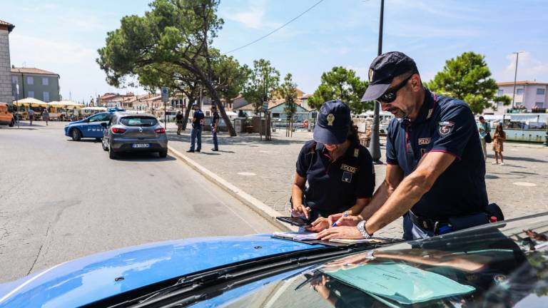 Cesenatico: smascherata una baby gang dedita ai furti sotto all'ombrellone Cesenatico: smascherata una baby gang dedita ai furti sotto all'ombrellone