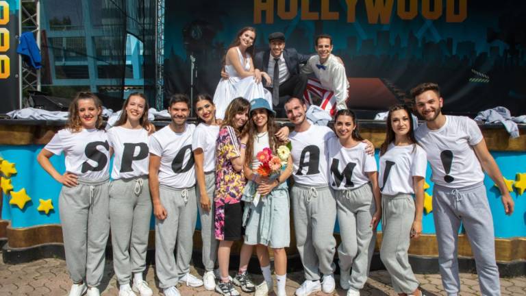Sposami! Martina si dichiara ad Erika con l'aiuto dello staff di Mirabilandia Sposami! Martina si dichiara ad Erika con l'aiuto dello staff di Mirabilandia