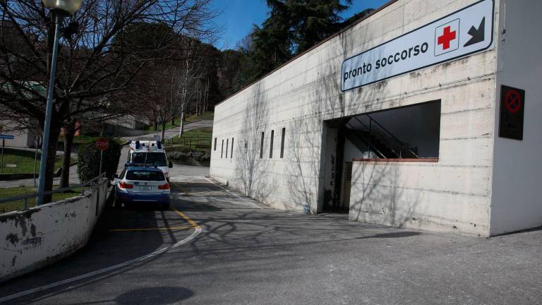 Volante della polizia accanto al Pronto soccorso dell’ospedale Bufalini Volante della polizia accanto al Pronto soccorso dell’ospedale Bufalini