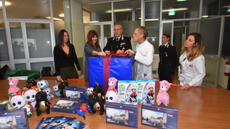 Forlì, i carabinieri in pediatria con giochi e doni per i bimbi malati Forlì, i carabinieri in pediatria con giochi e doni per i bimbi malati