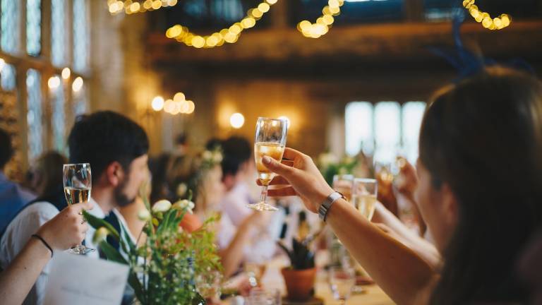 Trans ubriaca si imbuca nel battesimo: la festa finisce a spintoni a Lido di Classe Trans ubriaca si imbuca nel battesimo: la festa finisce a spintoni a Lido di Classe