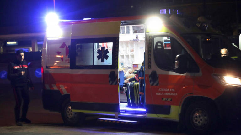 Ravenna, sangue e paura in Darsena: un accoltellato Ravenna, sangue e paura in Darsena: un accoltellato