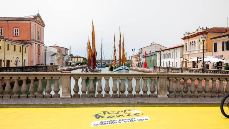 Tour de France a Cesenatico: gigantografia di Pantani sul prato dello stadio per le riprese aeree - Gallery Tour de France a Cesenatico: gigantografia di Pantani sul prato dello stadio per le riprese aeree - Gallery