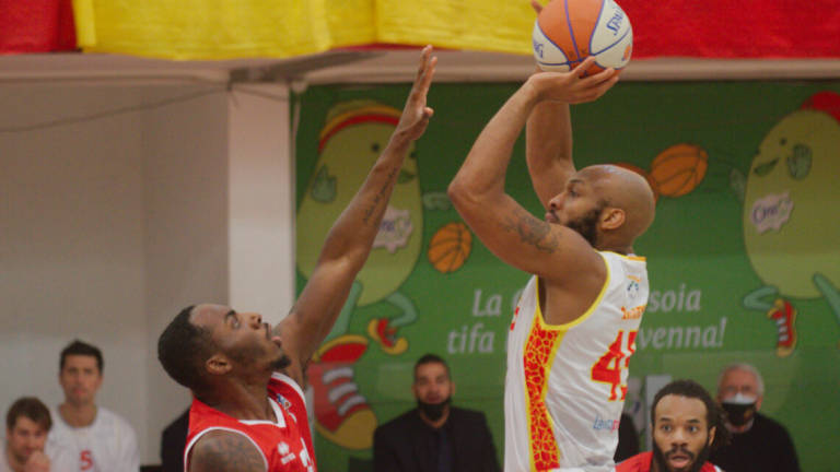 Basket A2, l'Eurobasket ferma la corsa dell'OraSì (71-61) Basket A2, l'Eurobasket ferma la corsa dell'OraSì (71-61)