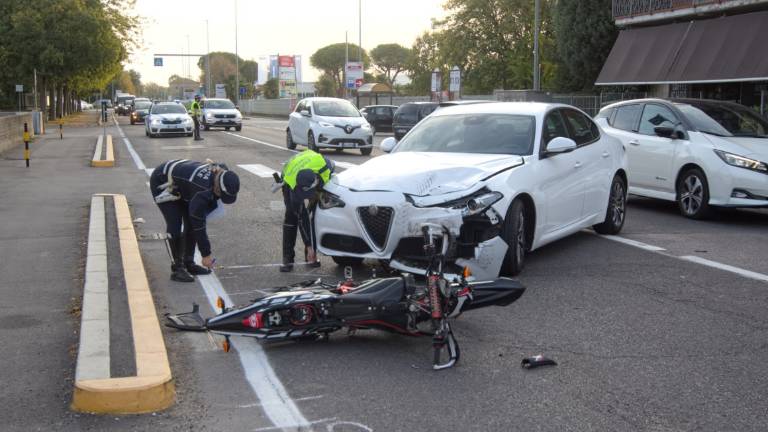 Ravenna, auto esce dal parcheggio e colpisce motociclista 17enne: è grave Ravenna, auto esce dal parcheggio e colpisce motociclista 17enne: è grave