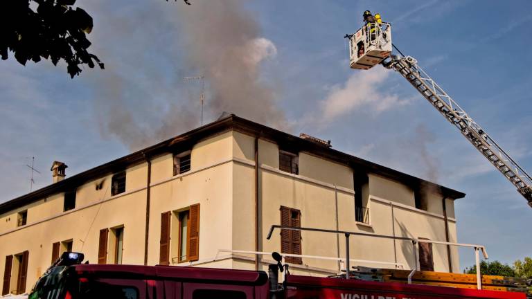Russi, spento l’incendio nella palazzina in centro Russi, spento l’incendio nella palazzina in centro