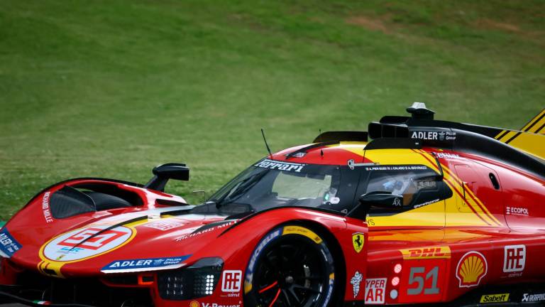 Imola, la Ferrari in pole scalda un pubblico di appassionati veri che hanno riempito pit lane e tribune GALLERY Imola, la Ferrari in pole scalda un pubblico di appassionati veri che hanno riempito pit lane e tribune GALLERY