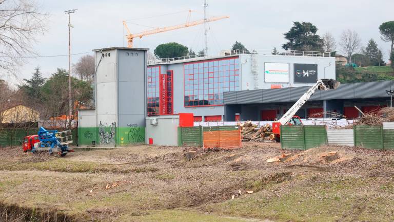 I lavori di rifacimento del muro dell’autodromo (foto Mmph) I lavori di rifacimento del muro dell’autodromo (foto Mmph)