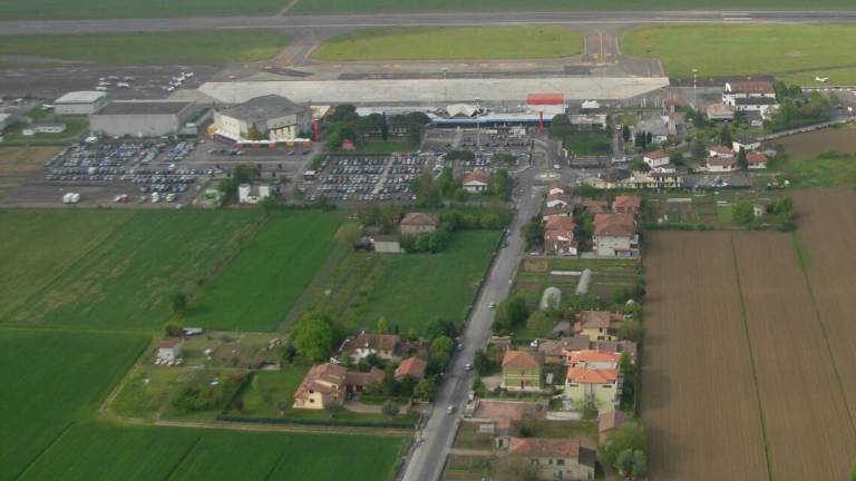 Forlì, l'aeroporto diventa un grande drive in con big della musica Forlì, l'aeroporto diventa un grande drive in con big della musica
