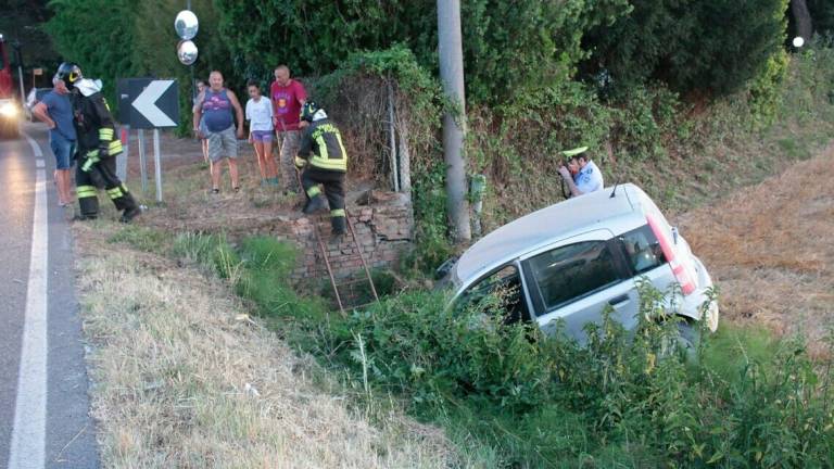 Auto fuori strada tra Ravenna e Madonna dell'Albero, due feriti Auto fuori strada tra Ravenna e Madonna dell'Albero, due feriti