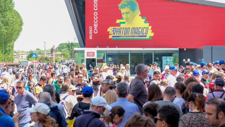 A migliaia a Imola per l'omaggio ad Ayrton Senna A migliaia a Imola per l'omaggio ad Ayrton Senna