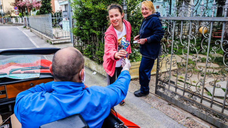 Bellaria, sindaco e volontari consegnano le uova a bimbi e nonni Bellaria, sindaco e volontari consegnano le uova a bimbi e nonni