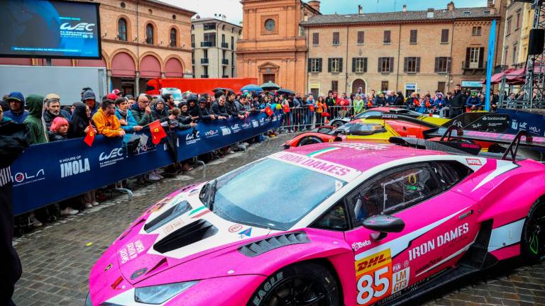 Imola, i tifosi in piazza accolgono Valentino Rossi e tutti i piloti del Wec VIDEO