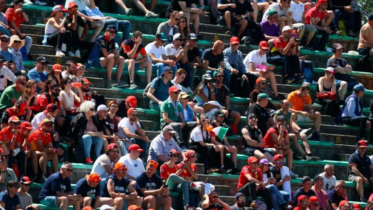 Il pubblico di oggi all’autodromo (foto Monti) Il pubblico di oggi all’autodromo (foto Monti)