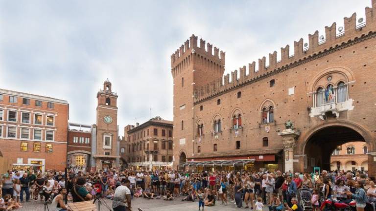 Torna Ferrara Buskers Festival: tanto di cappello agli artisti Torna Ferrara Buskers Festival: tanto di cappello agli artisti