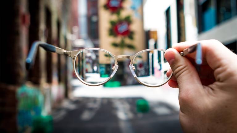 Morciano, mio figlio ha perso gli occhiali scappando da Kiev, l'ottica glieli regala Morciano, mio figlio ha perso gli occhiali scappando da Kiev, l'ottica glieli regala