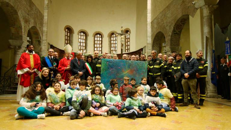 Ravenna. Basilica di San Francesco affollata per la messa per Santa Barbara, patrona dei vigili del fuoco. Il dono dei bambini Ravenna. Basilica di San Francesco affollata per la messa per Santa Barbara, patrona dei vigili del fuoco. Il dono dei bambini