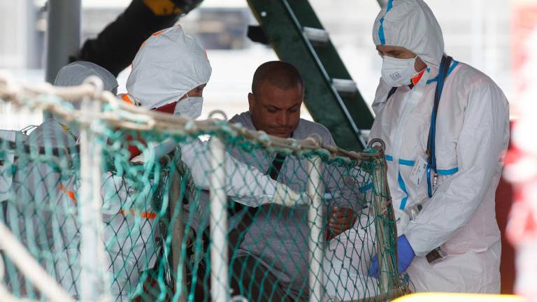 Spunta un cartello di benvenuto per i migranti: la Sea Eye è sbarcata a Ravenna. Il sindaco: “Il sistema dell’accoglienza non funziona” - Gallery Spunta un cartello di benvenuto per i migranti: la Sea Eye è sbarcata a Ravenna. Il sindaco: “Il sistema dell’accoglienza non funziona” - Gallery