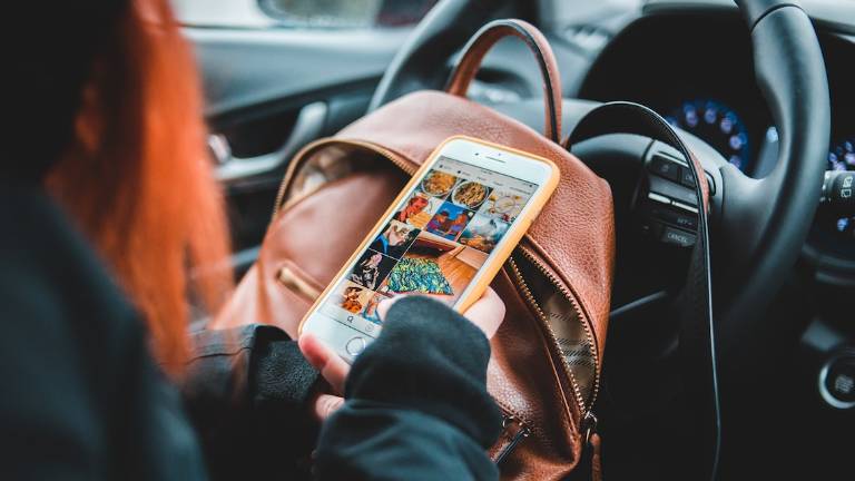Forlì, ubriaca fradicia, guida con la patente scaduta e parlando al telefonino: multa di oltre mille euro Forlì, ubriaca fradicia, guida con la patente scaduta e parlando al telefonino: multa di oltre mille euro