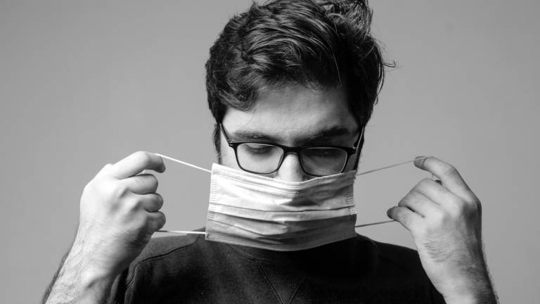 Covid, mascherine al chiuso via da maggio: l'annuncio del sottosegretario alla Salute Covid, mascherine al chiuso via da maggio: l'annuncio del sottosegretario alla Salute