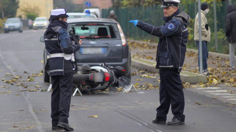 Russi, incidente: violento scontro con lo scooter contro un'auto, 42enne all'ospedale Russi, incidente: violento scontro con lo scooter contro un'auto, 42enne all'ospedale