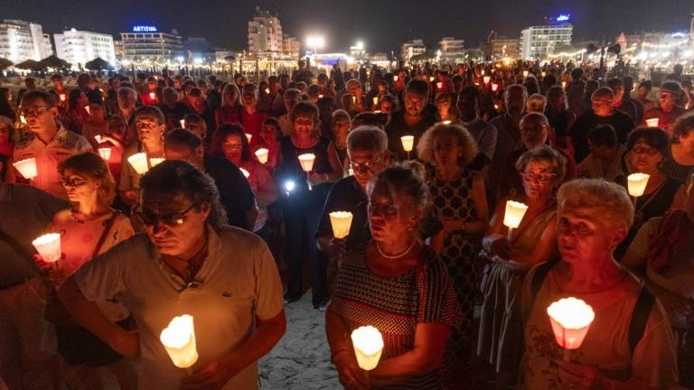 Rimini, in 700 a pregare in spiaggia per la pace, compresi tanti turisti Rimini, in 700 a pregare in spiaggia per la pace, compresi tanti turisti