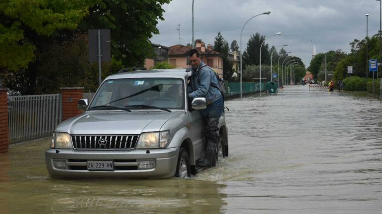 Il Montone rompe gli argini, Villafranca di Forlì si risveglia come Venezia Il Montone rompe gli argini, Villafranca di Forlì si risveglia come Venezia