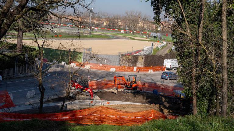 Imola, al via i lavori per la rotatoria tra le vie Rivazza, Dei Colli e Bergullo Imola, al via i lavori per la rotatoria tra le vie Rivazza, Dei Colli e Bergullo