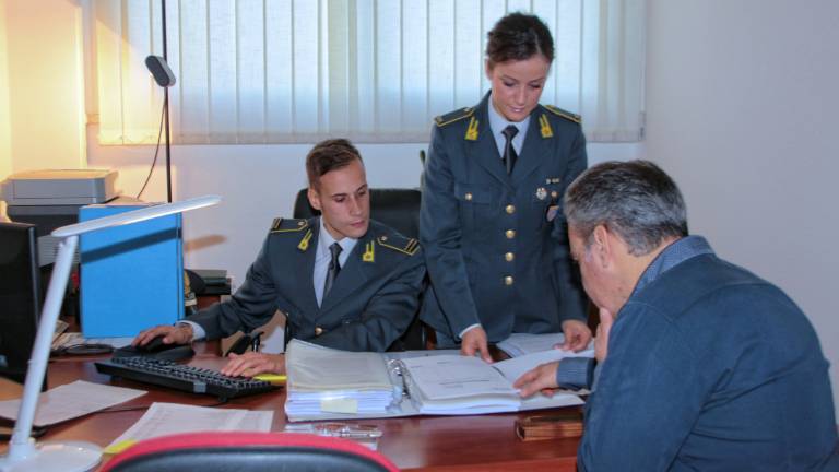 Rimini, fatture false per 14 milioni: sequestri della Finanza Rimini, fatture false per 14 milioni: sequestri della Finanza