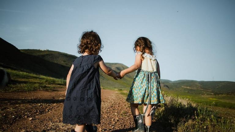 Longiano, gli stivali dei bimbi della scuola lanciati sul tetto da una baby-gang Longiano, gli stivali dei bimbi della scuola lanciati sul tetto da una baby-gang
