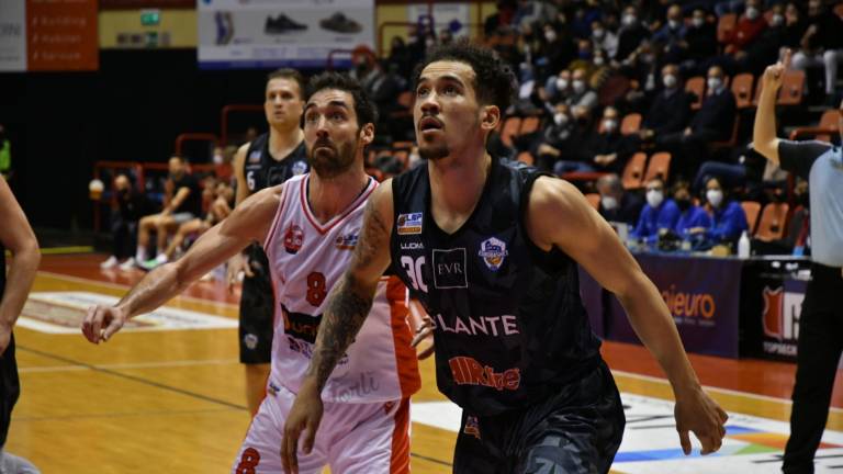 Basket A2, l'Unieuro supera anche Roma (101-91) - VIDEO GALLERY Basket A2, l'Unieuro supera anche Roma (101-91) - VIDEO GALLERY